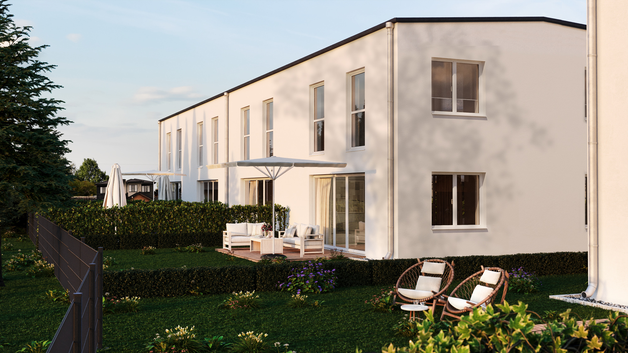 Garten und Terrasse eines Reihenhauses im Projekt Reihenweise Grün bei Abendstimmung