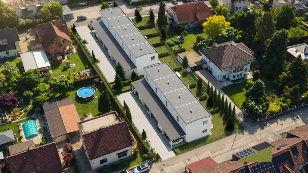 Vogelperspektive des Wohnprojekts Reihenweise Grün in der Arbeitergasse in Klagenfurt mit 9 Reihenhäusern und privaten Gartenflächen